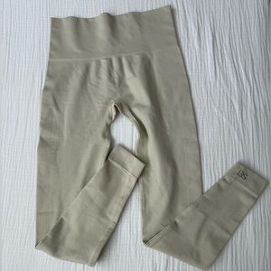 SET Active Sculptflex leggings in Oat Milk size Small
